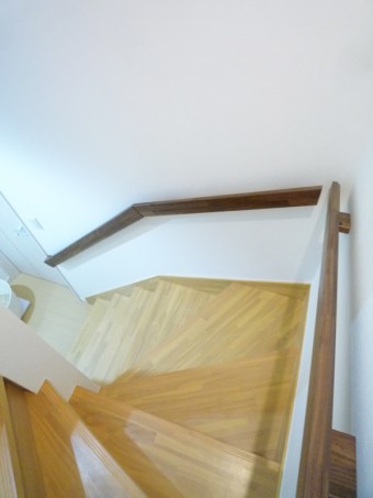 階段クロスの貼替と手すりをスタイリシュにしてリフレッシュ♪　目黒区S様邸